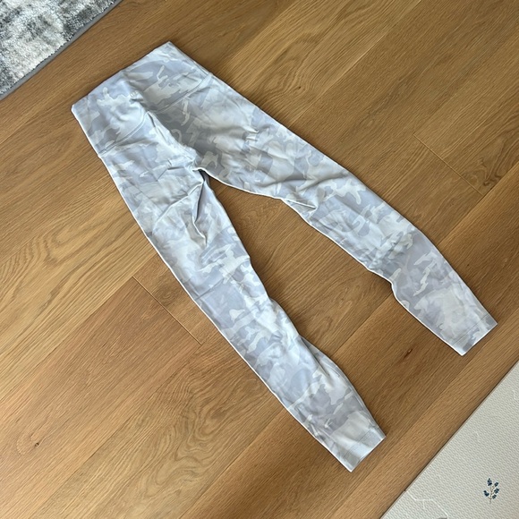 Lululemon Wunder Under 25” White Camo in size 2 - Picture 2 of 3